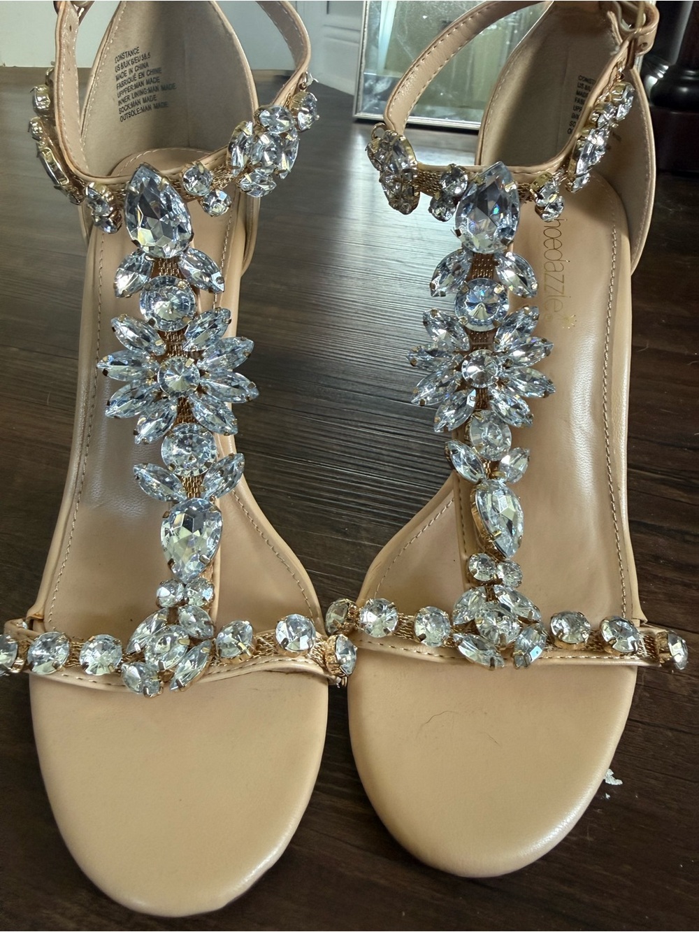 Shoe Dazzle Nude/Tan Crystal T-Strap Embellished Sandals 45$ size 8